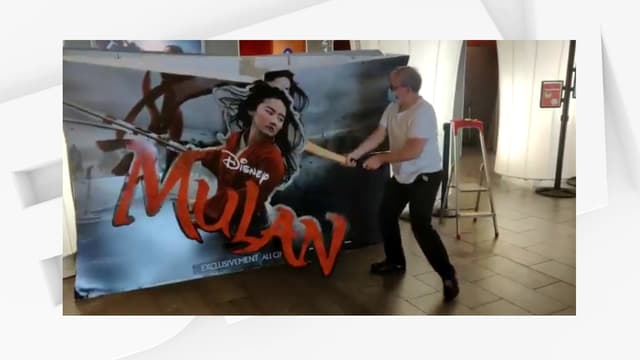 Gérard Lemoine détruisant l'affiche de "Mulan"