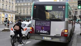 Une publicité pour le site de rencontres adultères Gleeden sur un bus parisien.