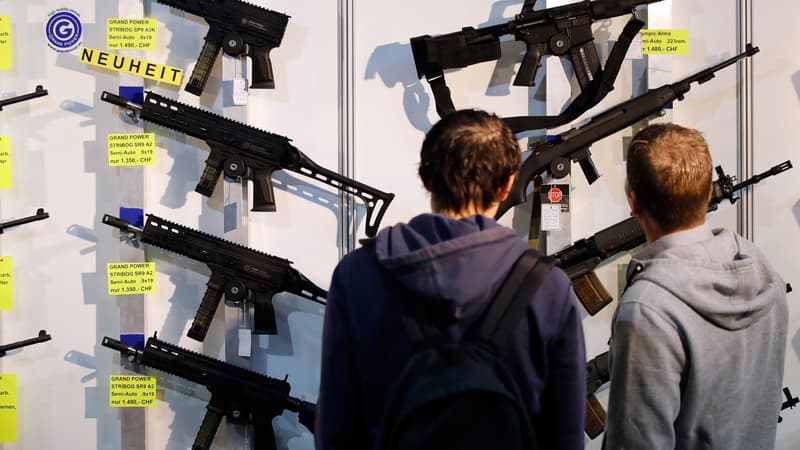 Des visiteurs dans un magasins d'armes, en Suisse, le 29 mars 2019