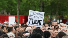 Un manifestant lors d'un rassemblement en hommage à Aboubakar, le fidèle tué dans une mosquée de La Grand-Combe, et contre l'islamophobie, place de la République à Paris, le 27 avril 2025.
