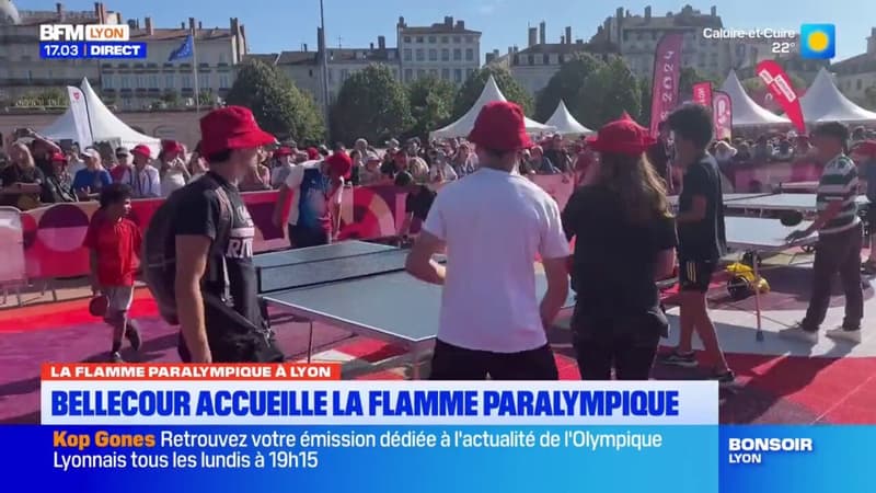 Jeux paralympiques: la place Bellecour s'anime pour le passage de la flamme à Lyon