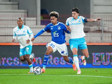 Felix Lemarchal face à Leonardo Balerdi lors de Strasbourg-OM le 26 septembre 2025