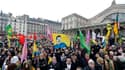 Manifestation à Paris à l'appel de plusieurs associations pour dénoncer l'assassinat de trois militantes kurdes dans la capitale, présenté comme un crime politique par la communauté kurde. /Photo prise le 12 janvier 2013/REUTERS/Christian Hartmann