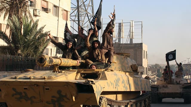Des images diffusées le 30 juin 2014 montrent des jihadistes de l'Etat islamique parader dans les rues de Raqqa, en Syrie.