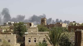 Un dépôt d'armes brûle après un raid de la coalition à Sanaa, le 20 août 2015.