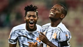 La joie de l'attaquant ivoirien Max-Alain Gradel (d), après avoir ouvert le score contre la Guinée Equatoriale, lors de leur match de poule de la Coupe d'Afrique des nations, le 12 janvier 2022 au Stade de Japoma à Douala