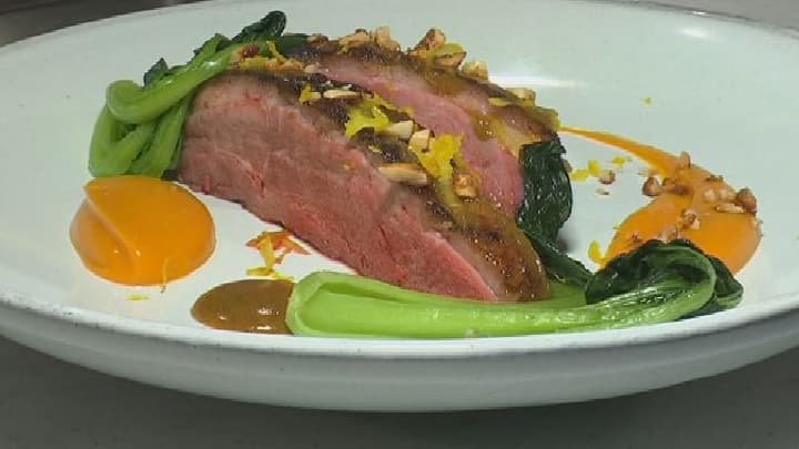 Aujourd'hui, le canard fumé au thé de Lucas Felzine, du restaurant Uma à Paris.