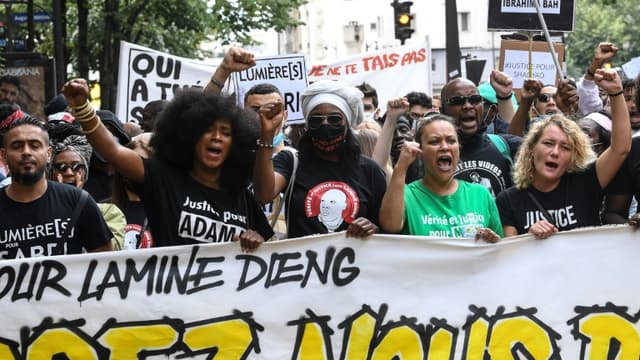 Manifestants en mémoire de Lamine Dieng, le 20 juin 2020 à Paris, avec au 1er rang, Assa Traoré, soeur d'Adama Traoré.