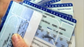 RMC REPORTAGES : Quand les délais pour renouveler la carte d'identité sont trop longs et qui mettent en périls le vacances des Français. 