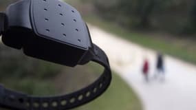 Un bracelet du dispositif électronique destiné à maintenir à distance de sa victime un conjoint violent,