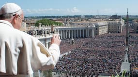 Le pape François devant une foule de pèlerins à Rome, le 20 avril 2014.
