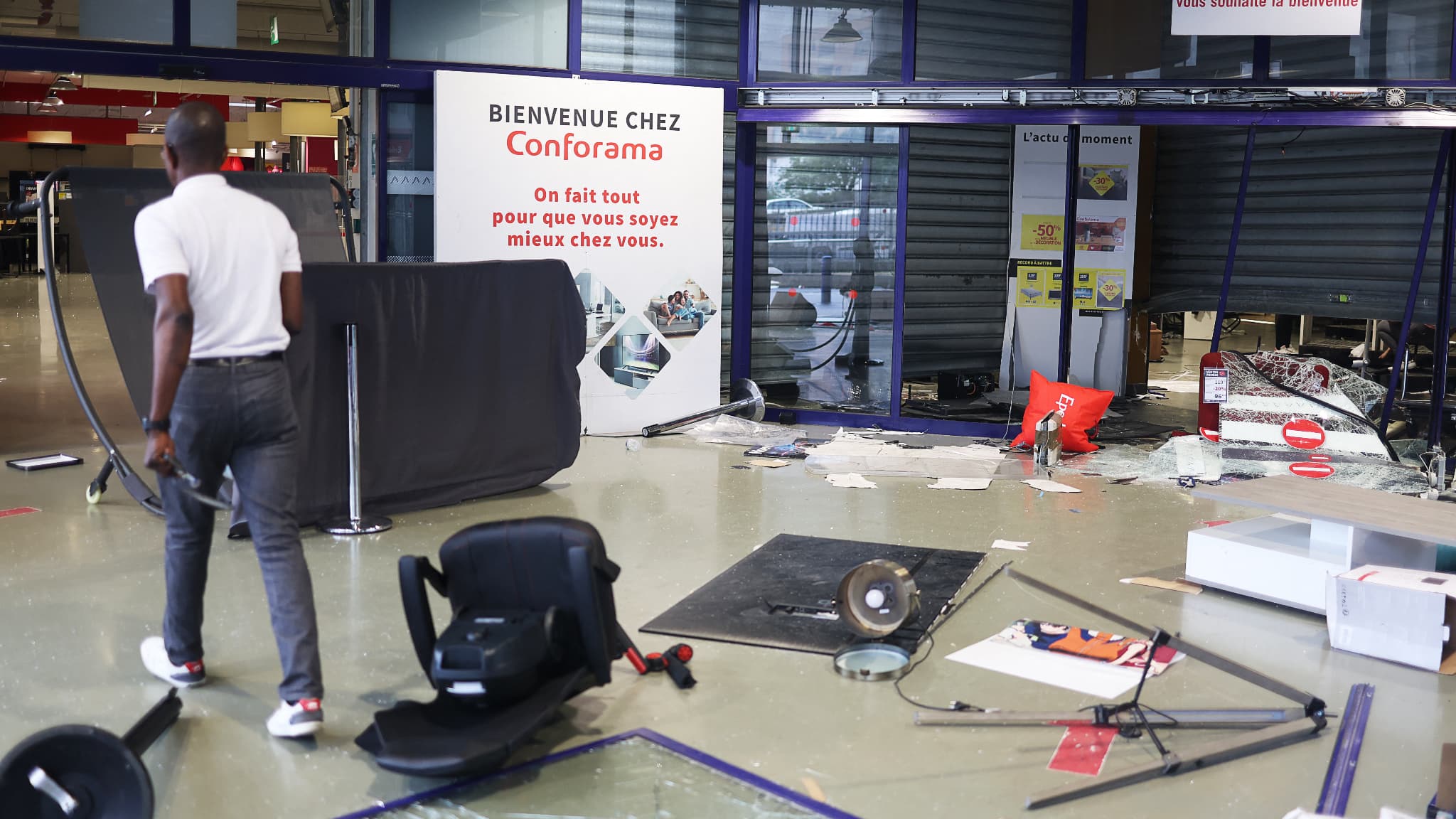 Un magasin Conforama vandalisé lors de violences urbains en lien avec la mort de Nahel 17 ans, à Bondy, en Seine-Saint-Denis, le 1er juillet 2023 Un magasin Conforama vandalisé lors de violences urbains en lien avec la mort de Nahel 17 ans, à Bondy, en Seine-Saint-Denis, le 1er juillet 2023
