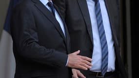 François Hollande et Pierre Laurent, secrétaire national du PCF, sur le perron de l'Elysée, lundi. Le chef de l'Etat a entamé lundi une série de consultations des partis politiques représentés au Parlement avant le sommet du G20 au Mexique et celui de Rio