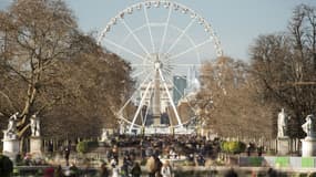 La grande roue de la Concorde se trouve dans la perspective qui relie le Louvre à La Défense.