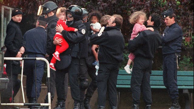Mai 1993 : des policiers du RAID évacuent les derniers enfants de la maternelle de Neuilly, à la fin de la prise d'otages par "Human Bomb" de 21 enfants de moins de 3 ans et de leurs instituteurs.