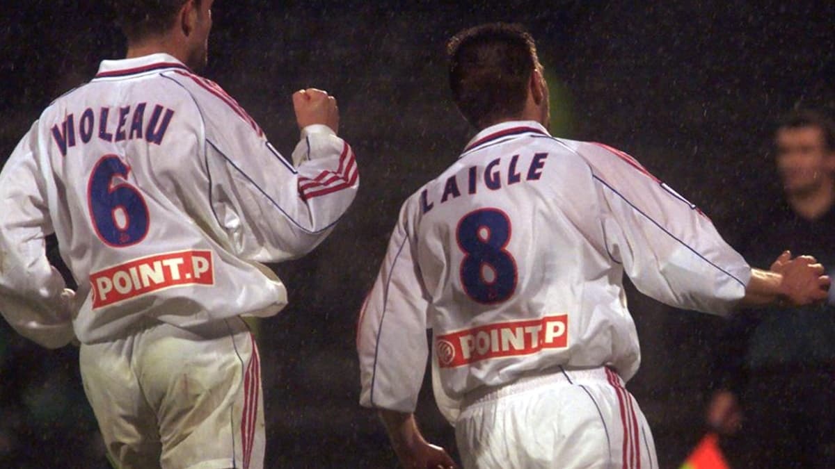 Pierre Laigle (à droite) célèbre un de ses deux buts pour l'OL en demi-finale de la Coupe de la Ligue 2001 contre Nantes