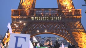 La tour Eiffel a scintillé avec les mots #IVG Constitution et "Mon corps mon choix" après le vote au Congrès de l'inscription de l'IVG dans la Constitution ce lundi 4 mars.