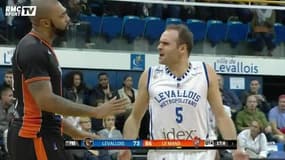 L'énorme dunk de DJ Stephens ... refusé pour marcher 