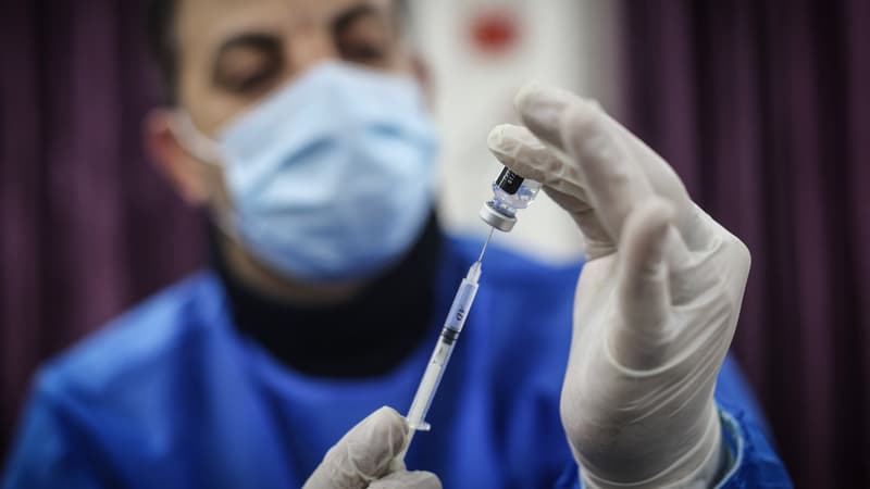 Une dose de vaccin en train d'être préparée en Israël