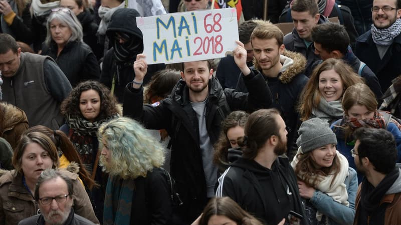 Des manifestants protestant contre les réformes du gouvernement à Paris ce jeudi 22 mars.