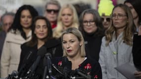 Des victimes de l'affaire Jeffrey Epstein, menées par Danielle Bensky, donne une conférence de presse devant le Capitole, à Washington, le 18 novembre 2025.