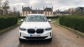 Après des commandes ouvertes en juillet, BMW va débuter les livraisons de son premier SUV électrique, le iX3.