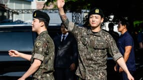 Jimin et Jungkook quittant leur service militaire, le mercredi 11 juin
