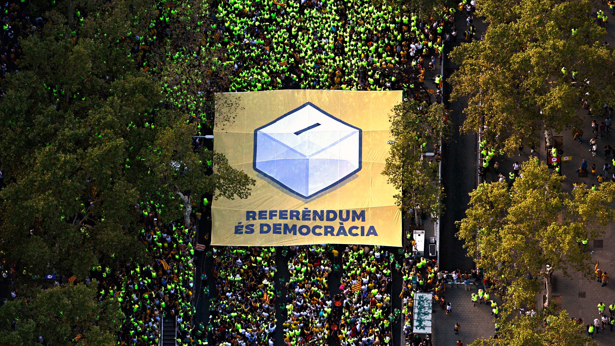 Une foule pro-indépendance compacte, dans les rues de Barcelone, le 11 septembre 2017. Une foule pro-indépendance compacte, dans les rues de Barcelone, le 11 septembre 2017.