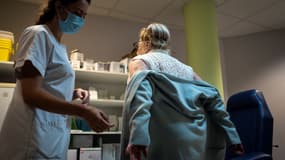 Une employée de la maison de retraite Les Cazelles s'apprête à vacciner Emilienne Doutart, résidente de 88 ans, contre la grippe saisonnière à Bozouls, dans le sud de la France, le 14 octobre 2020 (photo d'illustration)
