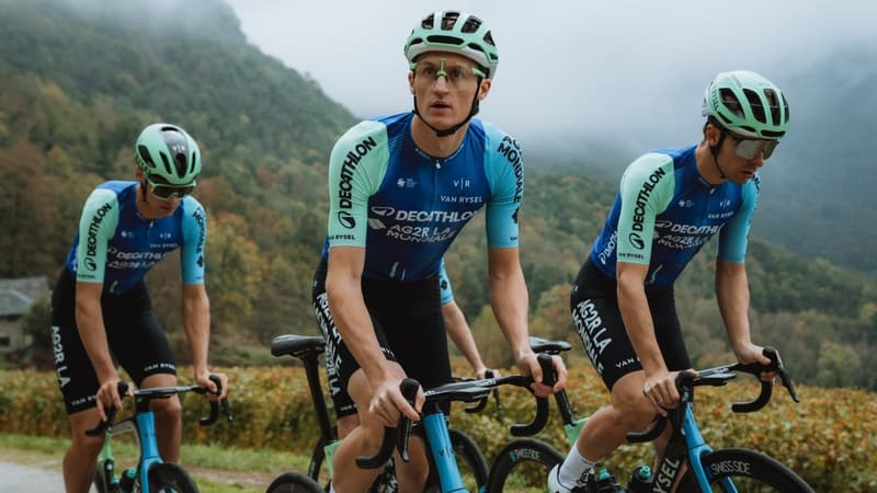 Des coureurs de Decathlon AG2R La Mondiale avec le maillot 2025