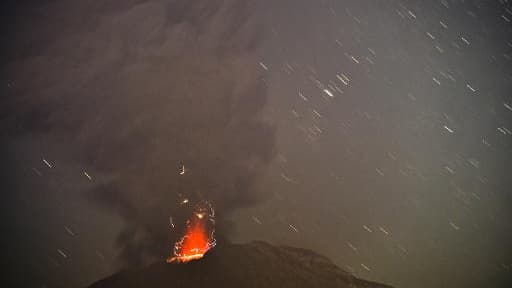 Le volcan Calbuco duquel s'échappe de la fumée, vu depuis Puerto Varas le 24 avril 2015