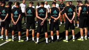 Les joueurs du Real, autour de leur coach Zinedine Zidane, rendent hommage aux victimes de l'attentat de Barcelone.