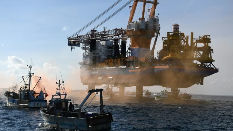 Des bateaux de pêche entourent un bâtiment, l'Aeolus, chargé de poser les fondations d'un chantier éolien, pour protester contre cette construction, le 7 mai 2021 dans la baie de Saint-Brieuc (photo d'illustration)