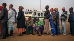 Des Sud-Africains font la queue pour voter le 7 mai 2014 dans le township de Bekkersdal.