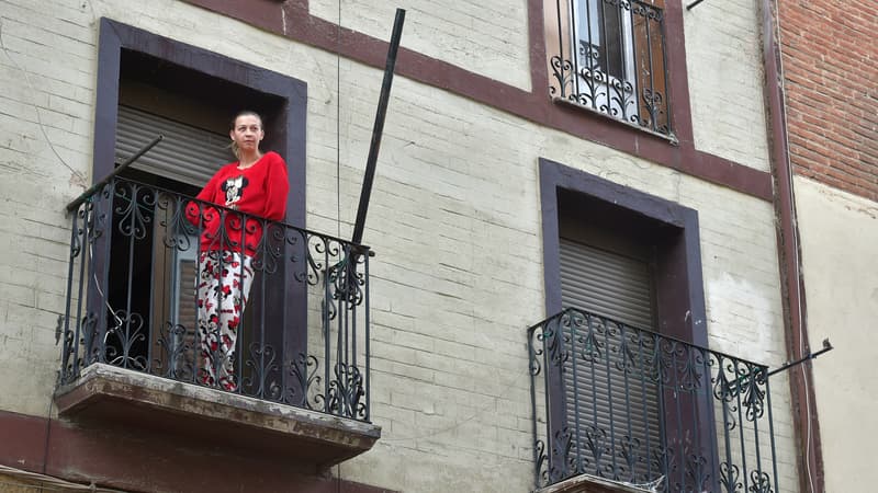 Une personne atteinte du coronavirus et placée en confinement prend l'air sur son balcon.