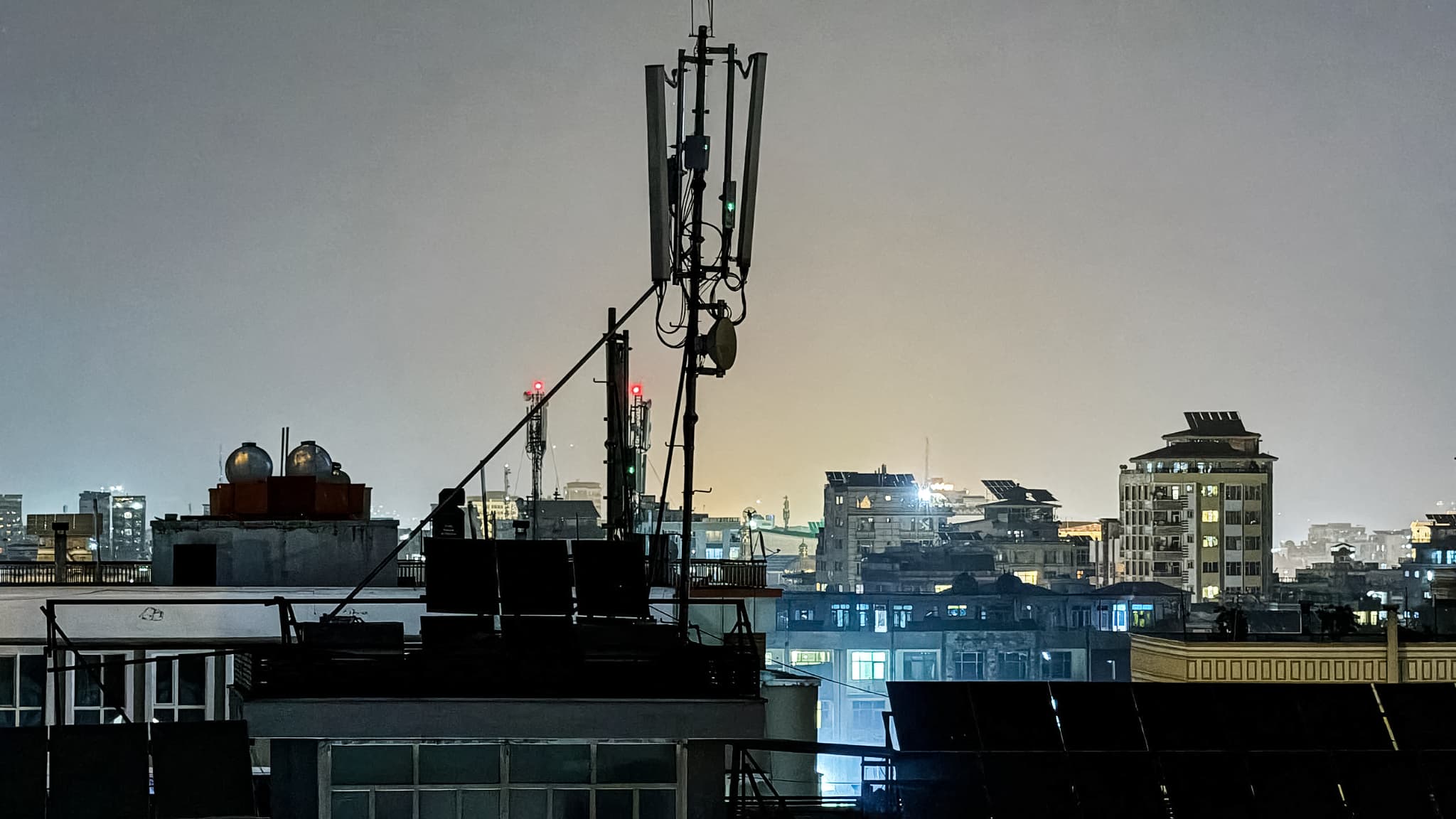 NI INTERNET, NI PORTABLE: LES TÉLÉCOMMUNICATIONS COUPÉES POUR LE DEUXIÈME JOUR CONSÉCUTIF EN AFGHANISTAN