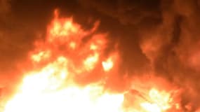 Des habitants consultent le mur affichant les identités des personnes portées disparues après l'explosion d'un oléoduc, le 20 janvier 2019 à Tlahuelilpan (Mexique)