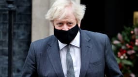 Le Premier ministre britannique Boris Johnson sort du 10 Downing Street, le 30 décembre 2020 à Londres
