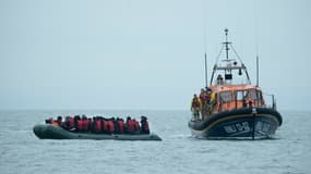 Une embarcation de personnes tentant de traverser la Manche, récupérés par un bateau de sauvetage au large de l'Angleterre, le 24 novembre 2021