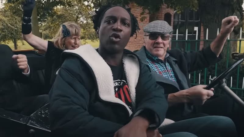 Kamini dans le clip de "Saque Din"