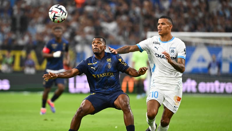 Sergio Akieme au duel avec Mason Greenwood lors du match entre l'OM et Reims, le 25 août 2024