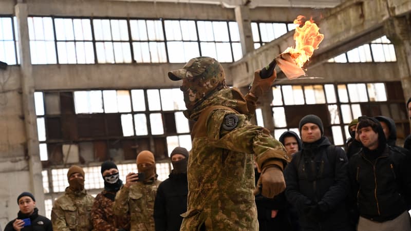 Un instructeur militaire ukrainien explique le fonctionnement du cocktail molotov à des civils, à Kiev, le 6 février 2022