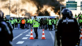 Charly Triballeau - AFP - Des gendarmes mobiles face aux manifestants, le 18 novembre 2018 sur le périphérique de Caen. (Photo d'illustration)