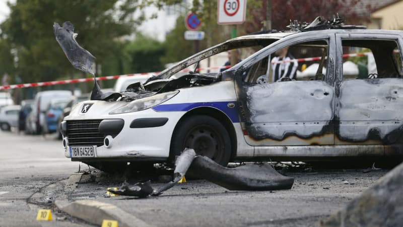 Une voiture de police incendiée à Viry-Châtillon 