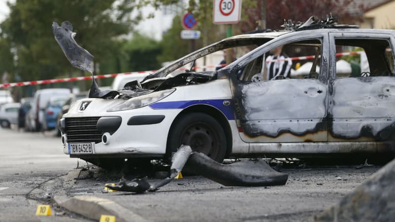 Une voiture de police incendiée à Viry-Châtillon