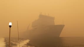 Le HMAS Choules s'est amarré à un quai de la ville de Mallacoota pour évacuer les habitants. 