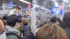 Malgré la pandémie, ces Japonais se bousculent pour acheter la PS5