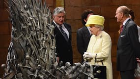La reine d'Angleterre face au trône de fer de la série "Game of Thrones", dans les studio irlandais de Belfast, où est tournée la série.