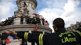 Des pompiers lors de la manifestation du 15 octobre à Paris, place de la République. 