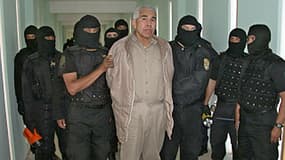 Cette photo diffusée par la police fédérale préventive mexicaine (PFP) montre des membres de la police fédérale préventive surveillant le trafiquant de drogue Rafael Caro Quintero (C) après une opération à la prison de Puente Grande à Guadalajara, Jalisco, à 450 km à l'ouest de Mexico (Mexique), le 29 janvier 2005. (Photo d'illustration)